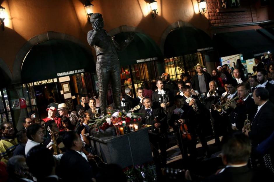 La Plaza Garibaldi se fundi&oacute; en un emotivo homenaje a Juan Gabriel. (Foto: AFP)