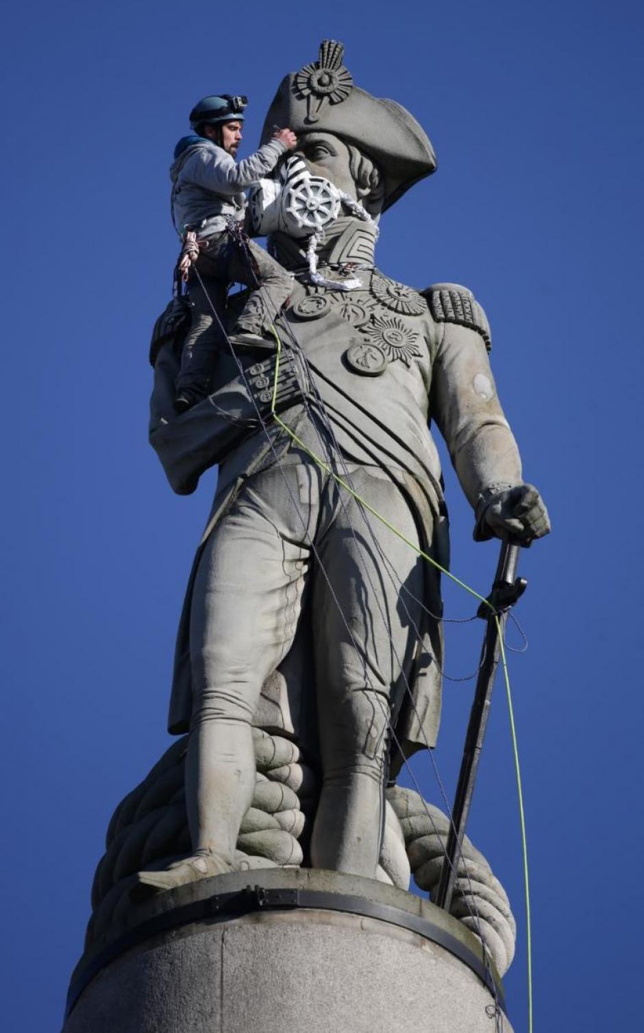 Una m&aacute;scara para limpiar el aire fue colocada sobre la estatua de Lord Nelson, esto como parte de las actividades de Greenpeace. (Foto: Leon Neal/AFP)
