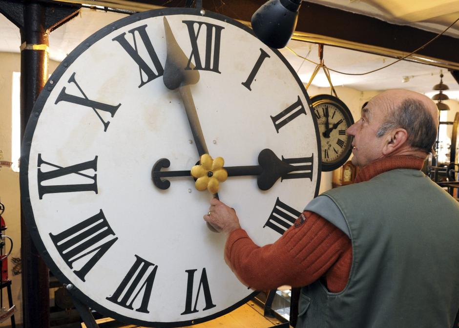 Peter Leonardy examina un reloj fabricado alrededor del a&ntilde;o 1900 por la compa&ntilde;&iacute;a Benedikt Schneider and Sons, en Karlruhe (Alamenia). (Foto: EFE/Archivo)