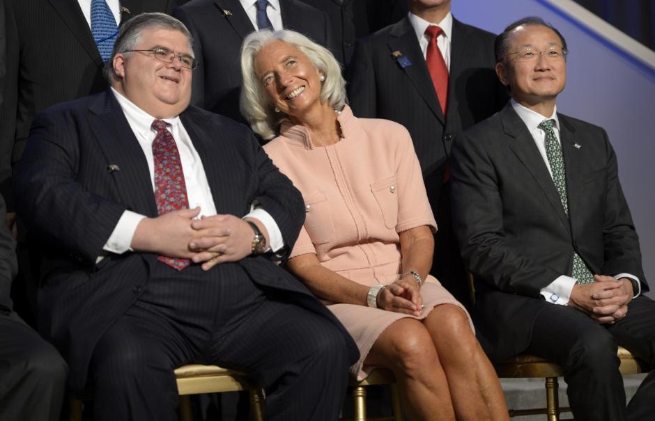 El gobernador del Banco de M&eacute;xico, Agust&iacute;n Carstens (izquierda), la directora gerente del Fondo Monetario Internacional (FMI), Christine Lagarde, y el presidente del Banco Mundial (BM), Jim Yong Kim, este viernes al pasar para la foto oficial de la reuni&oacute;n del FMI y el BM, en Washington