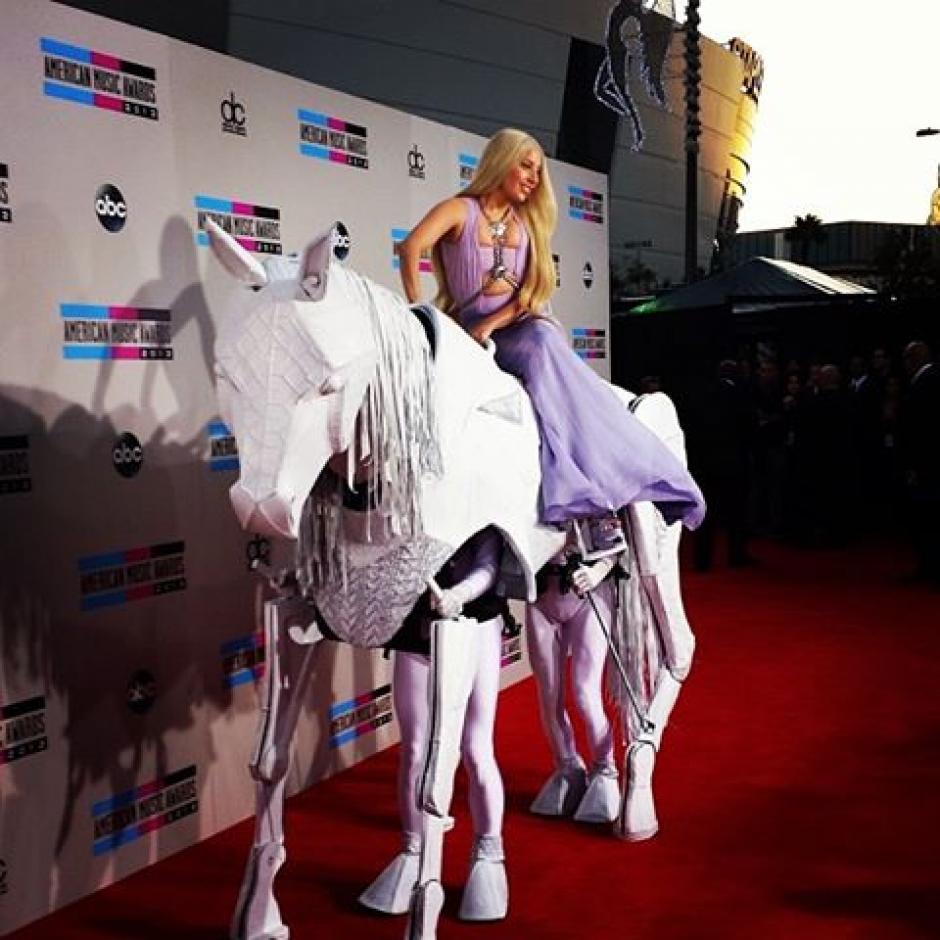 Lady Ga Ga como es usual lleg&oacute; de manera muy original a la alfombra roja de los AMA's, subida en un caballo blanco. Fuente AMA's/facebook.