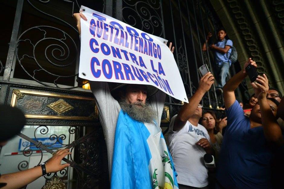 Finalmente Oswaldo Ochoa cumpli&oacute;&nbsp;con su meta tras llegar al kil&oacute;metro cero que se ubica en el ingreso principal del Palacio Nacional de la Cultura. (Foto: Wilder L&oacute;pez/Soy502)&nbsp;