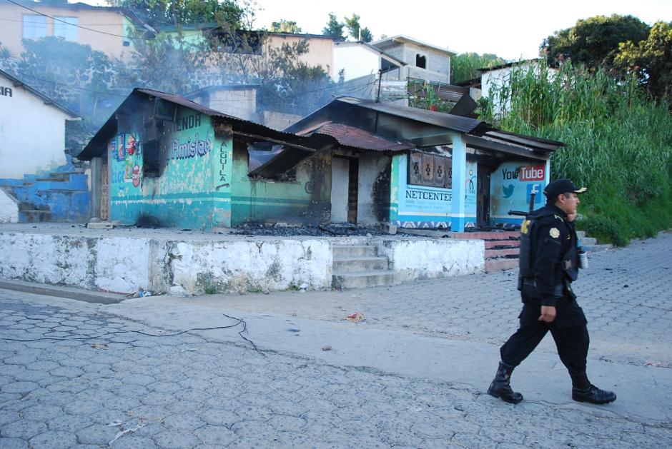 Viviendas y negocios de familiares del alcalde municipal, fueron incendiadas por una turba de vecinos. (Foto: Nuestro Diario)