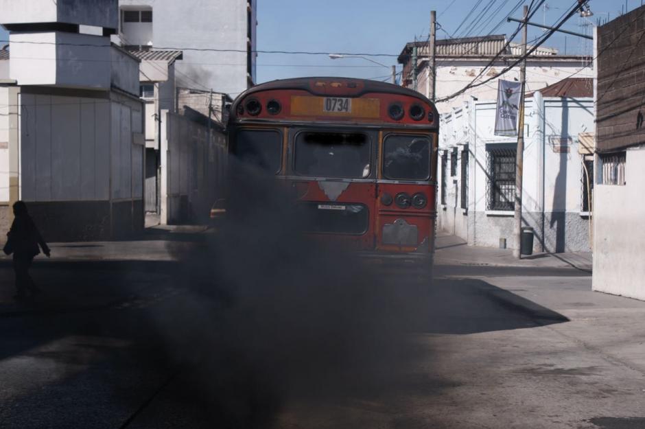 El humo negro saliendo del escape de las camionetas tiene los días contados. (Foto: Jesús Alfonso/Soy502)