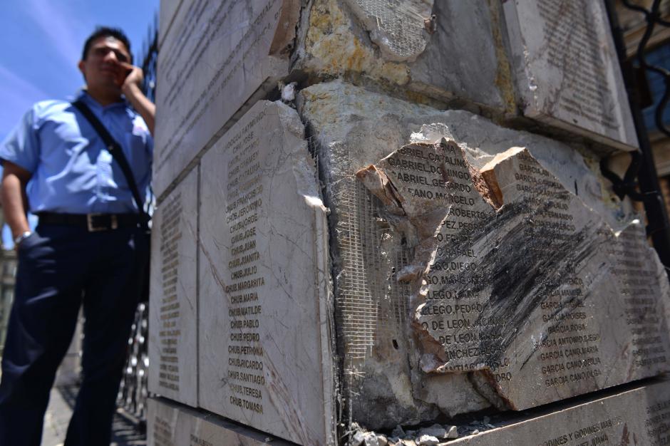 La columna de Catedral Metropolitana seguir&aacute; sin ser reparada hasta que las instituciones puedan coordinarse. (Foto: Wilder L&oacute;pez/Soy502)