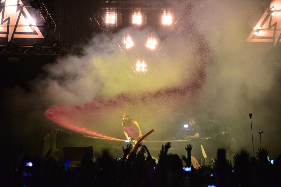 Pintura ne&oacute;n es lanzada a los fan&aacute;ticos de la m&uacute;sica electr&oacute;nica en el concierto Life in Colors. (Foto: Wilder L&oacute;pez/Soy502)