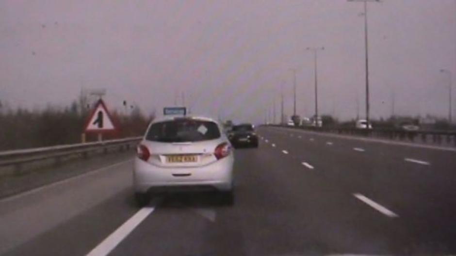 Polic&iacute;a persigue un auto fuera de control y lo logra frenar. (Foto: Captura de Video)