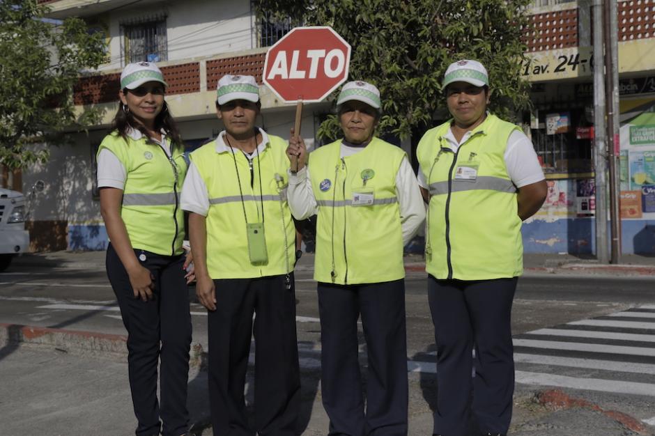 Los voluntarios suelen ser padres de familia de la escuela Puerto Rico o vecinos de la zona 12. (Foto: Alejandro Bal&aacute;n/Soy502)