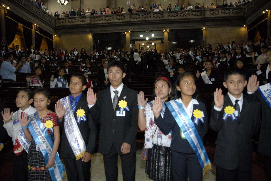 Los ni&ntilde;os diputados por un d&iacute;a llegaron al Congreso de la Rep&uacute;blica; la Junta Directiva fue juramentada y fue la encargada de dirigir la sesi&oacute;n. (Foto: Jes&uacute;s Alfonso/Soy502)