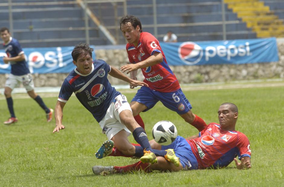 Juli&aacute;n Priego recibe la falta fuerte del zaguero brasile&ntilde;o de Xelaj&uacute; Juliano Rangel en el duelo entre universitarios y altenses en el estadio Revoluci&oacute;n. (Foto: Sergio Mu&ntilde;&oacute;z/Nuestro Diario)