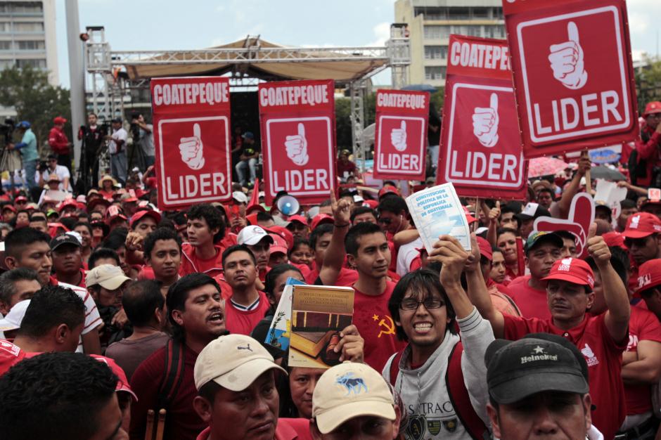 Dos manifestantes se colaron en la asamblea del partido L&iacute;der para mostrar su desaprobaci&oacute;n al candidato Manuel Baldiz&oacute;n. (Foto: Soy502)