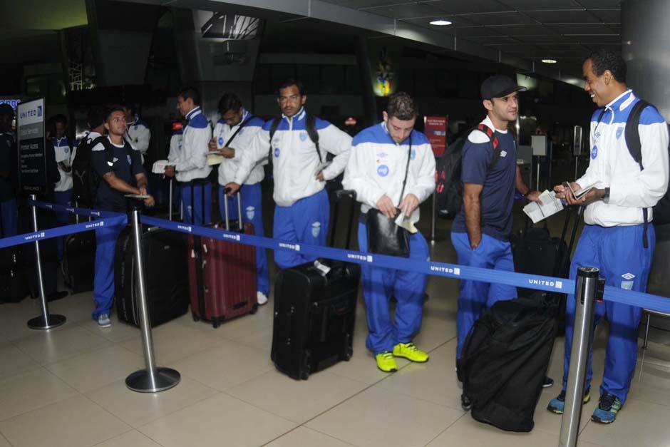 Los jugadores de la selecci&oacute;n, previo a ingresar a la terminal del Aeropuerto La Aurora la ma&ntilde;ana del lunes. (Foto: Nuestro Diario)