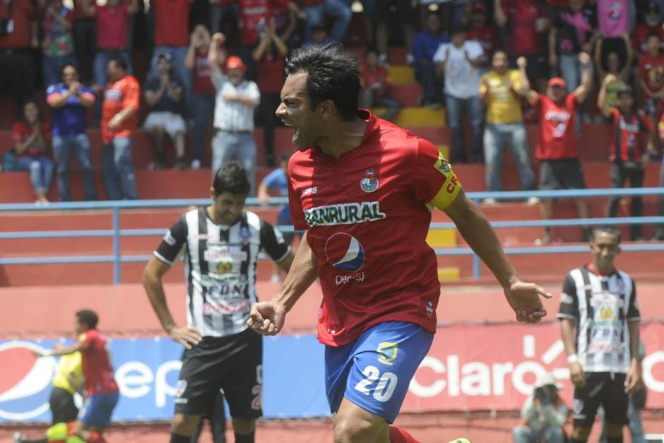 Euf&oacute;rico festej&oacute; Carlos el Pescado Ruiz su segundo gol del duelo frente a Heredia, donde marc&oacute; triplete. (Foto: Nuestro Diario)