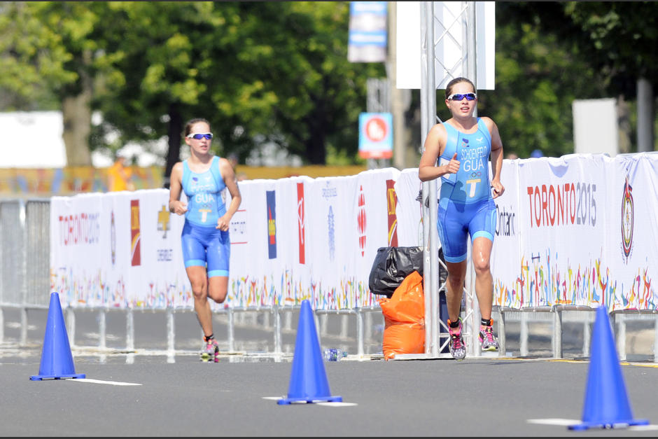 Las hermanas Marleny y Daniela Schoenfeld compitieron en el triatl&oacute;n femenino, en el primer d&iacute;a de competencias en los Juegos Panamericanos de Toronto 2015. (Foto: &Aacute;lvaro Yool/ Nuestro Diario)