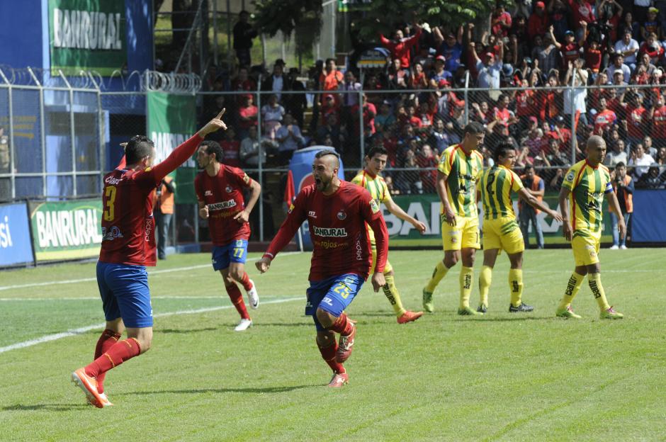 Carllorda y Hamilton celebran el primer gol del encuentro. (Foto: Álvaro Yool/Nuestro Diario)