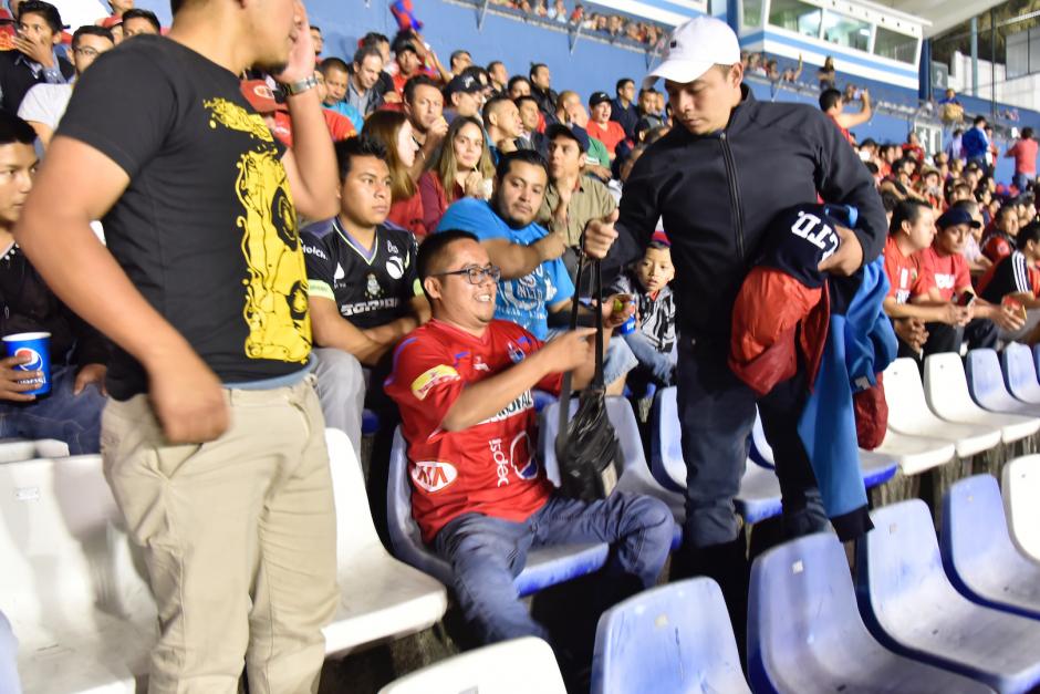 A este aficionado rojo ni las balas le quitaron la ilusi&oacute;n de ver a los rojos. (Foto: Luis Barrios/Soy502)