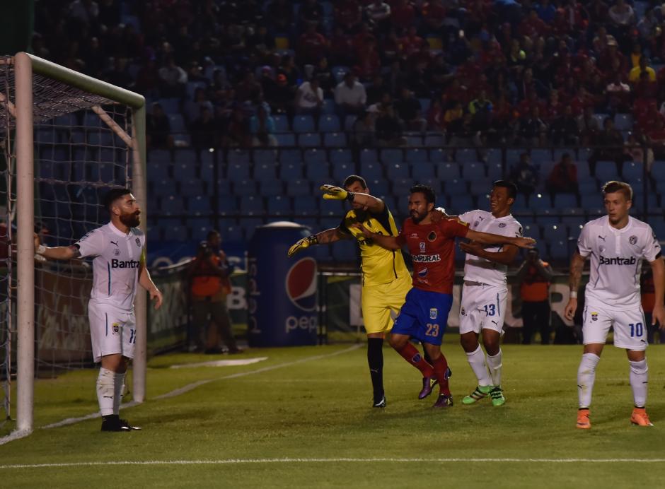 El portero de Comunicaciones se convirti&oacute; en el h&eacute;roe del partido. (Foto: Luis Barrios/Soy502) 