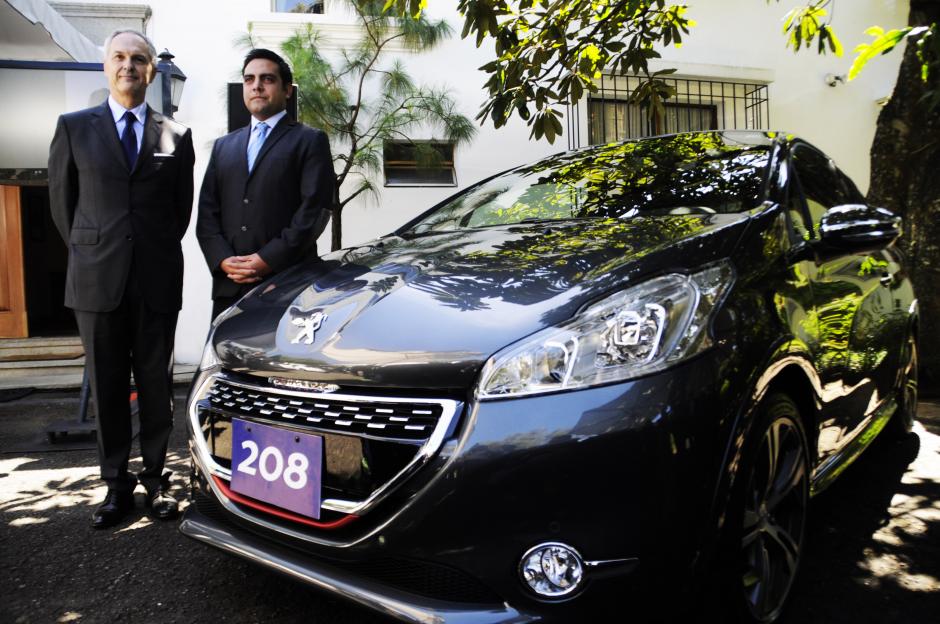 El nuevo modelo de Peugeot fue presentado en la residencia del embajador de Francia en Guatemala. (Esteban Biba/Soy502)