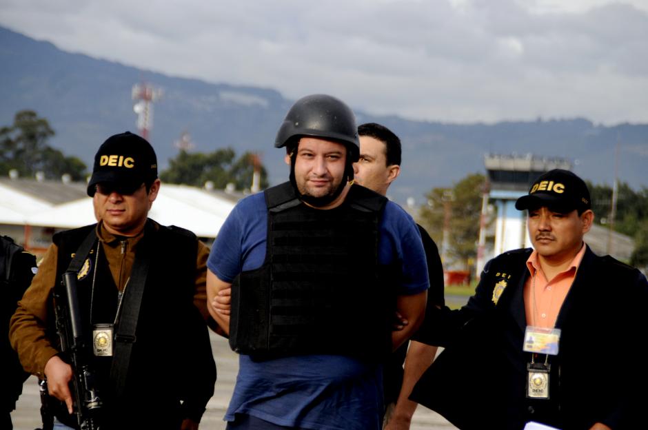 Barreda se mostr&oacute; tranquilo y en ocasiones hasta sonriente, mientras era trasladado por agentes de la Polic&iacute;a Nacional Civil. (Foto: Esteban Biba/Soy502)