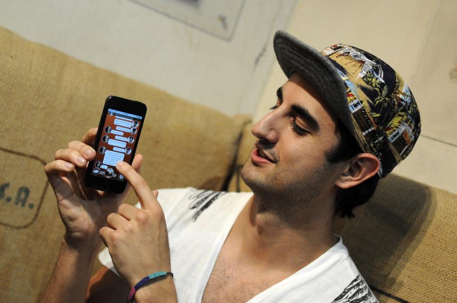 Pedro Wunderlich muestra la nueva App que desarrollaron con Andr&eacute;s Canella. Se llama React Messenger, y ser&aacute; una manera diferente de "textear".&nbsp;(Foto: Esteban Biba/Soy502)