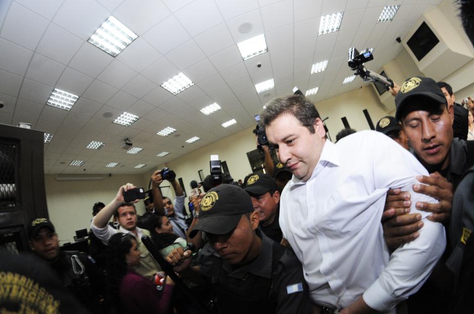 Roberto Barreda ingresa a la sala del Juzgado A de Mayor Riesgo, para el inicio de la audiencia. (Foto: Esteban Biba/Soy502)