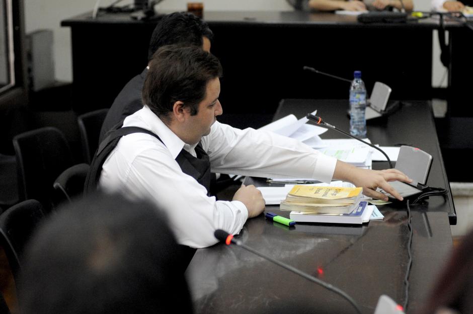 Barreda escucha el desarrollo de la audiencia.&nbsp;(Foto: Esteban Biba/ Soy502)