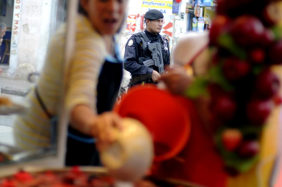 La Feria en honor a la Virgen del Rosario, que se celebra durante octubre, posee un matiz diferente debido a que el narcotraficante "Guayo" Cano se encuentra internado en el hospital de la Polic&iacute;a Nacional Civil, frente a la iglesia.&nbsp;