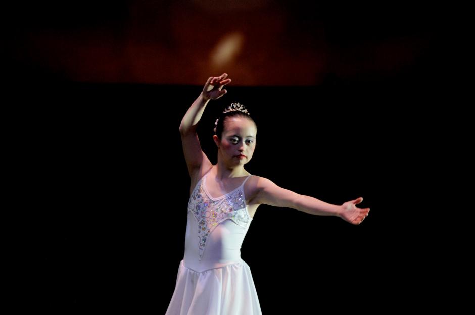 El sindrome de Down no es impedimento para realizar los preciosos movimientos del ballet en escena. (Esteban Biba/Soy502)&nbsp;