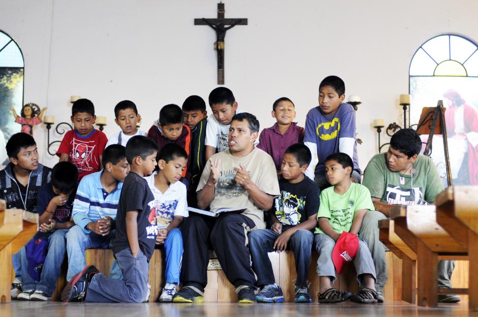 Los alumnos disfrutan de las lecciones de los maestros, quienes tratan de hacerlas dinámicas y divertidas. (Foto: Esteban Biba/Soy502)