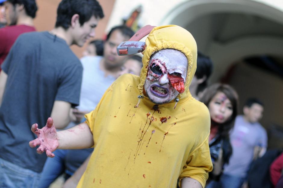 Decenas de f&aacute;naticos de los zombies se disfrazaron con sus atuendos m&aacute;s aterradores y se juntaron en el bar Gran Hotel en la zona 1. (Esteban Biba/Soy502)