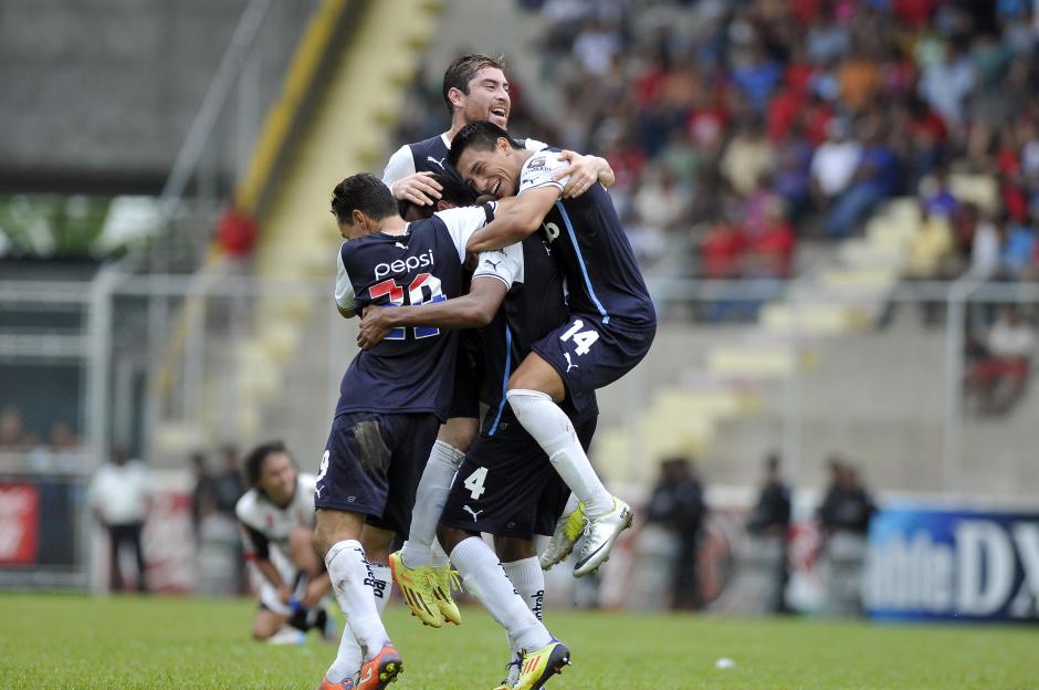 Euforia total en los jugadores de Comunicaciones, tras el gol de Wilsopn Lal&oacute;n. (Foto: Nuestro Diario)