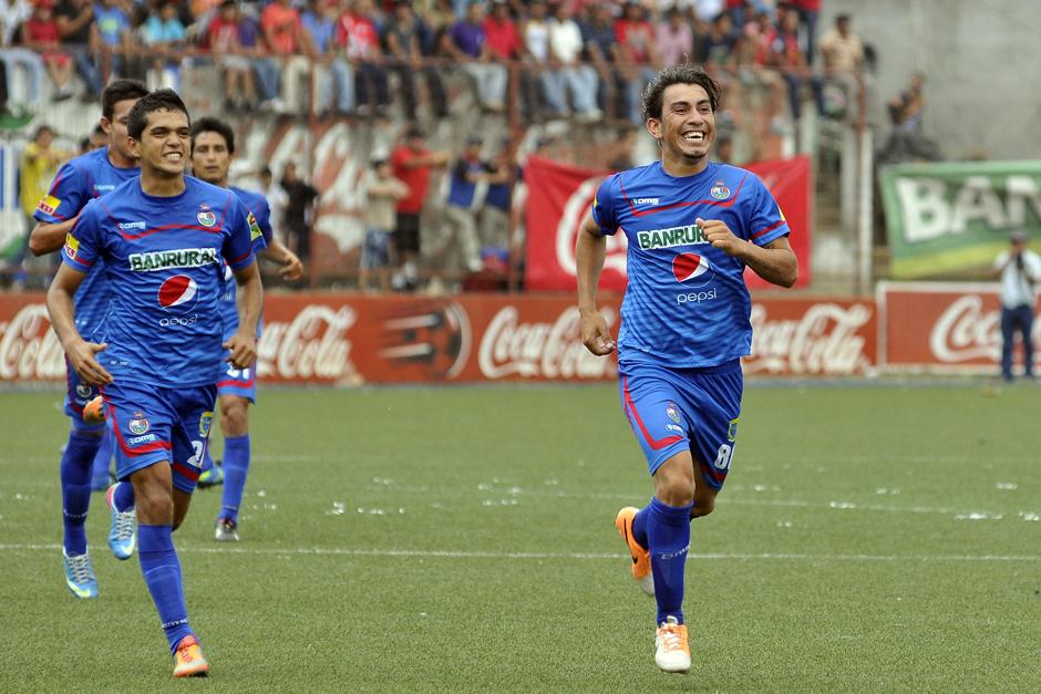 Marco Ciani comienza el festejo, tras anotar el gol del empate 1-1, para Municipal en su visita al estadio Santa Luc&iacute;a de Malacat&aacute;n, San Marcos. (Foto: Nuestro Diario)