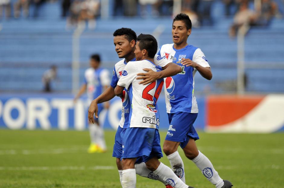 Wilson Morales, al centro, recibe el abrazo de Michel Rivera mientras Juan Cardona se une al festejo. (Foto: Nuestro Diario/Diego Galiano).