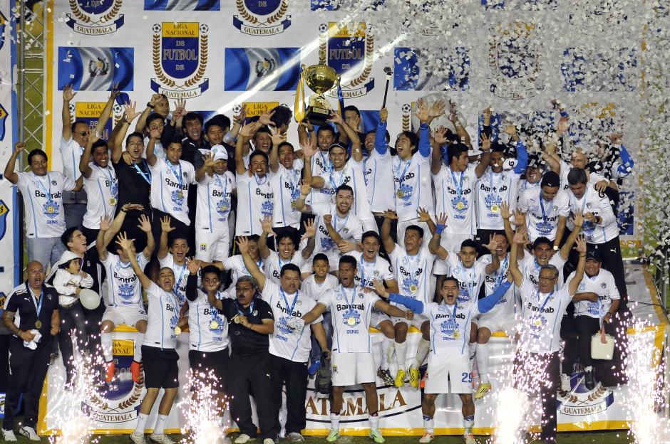 "Penta, Penta, Penta", gritaron los jugadores de Comunicaciones en el estadio Mateo Flores, tras superar en la gran final a Municipal. (Foto: Nuestro Diario)&nbsp;