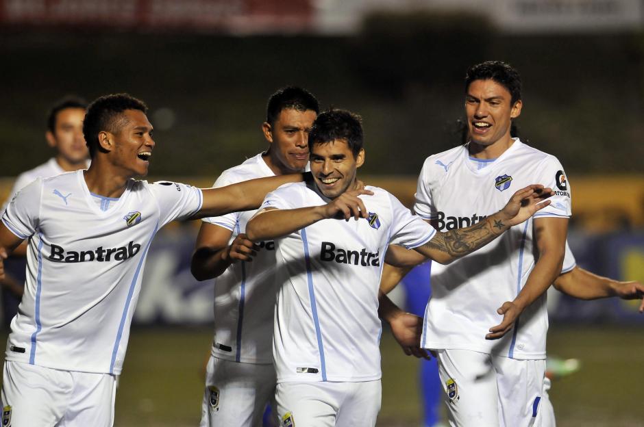 Paolo Su&aacute;rez (centro) festej&oacute; el &uacute;nico tanto de Comunicaciones ante Xelaj&uacute;. (Foto: Diego Galiano/Nuestro Diario)