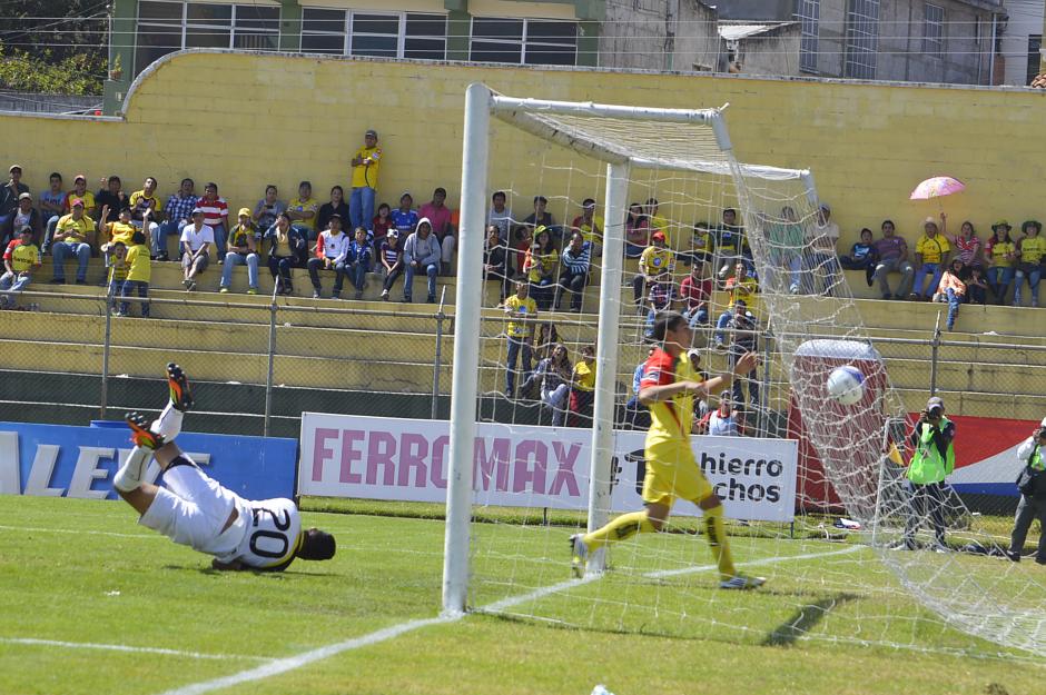 El portero de Marquense Marvin Barrios cae al suelo al intentar detener el globito que le di&oacute; el empate a los rojos (Foto: Nuestro Diario/Esner Navarro).