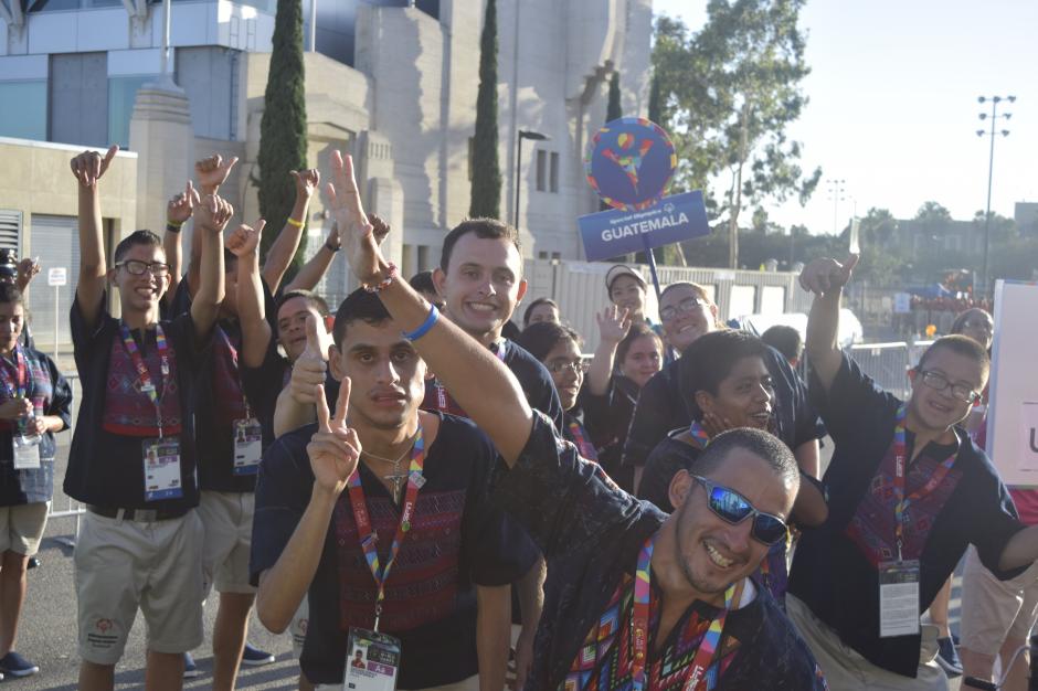 La delegaci&oacute;n naciona desfil&oacute; con entusiasmo hacia el Coliseo Deportivo de Los &Aacute;ngeles para la apertura de las Olimpiadas Especiales 2015.&nbsp;(Foto Giovanni Bautista/Soy502)