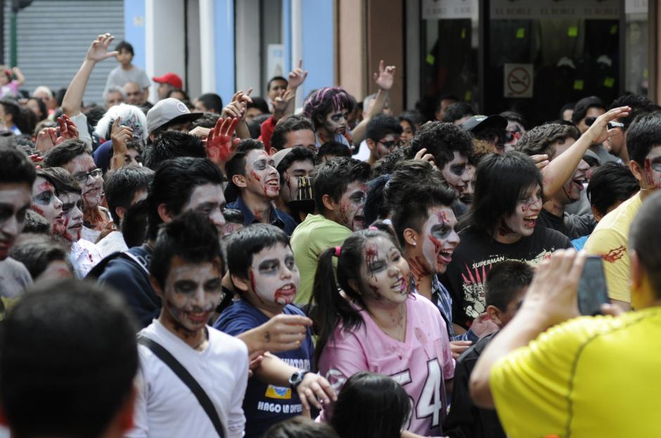 Unos 200 guatemaltecos salieron a la calle disfrazados de zombies. (Foto: Pedro Pablo Mijangos/Soy502)