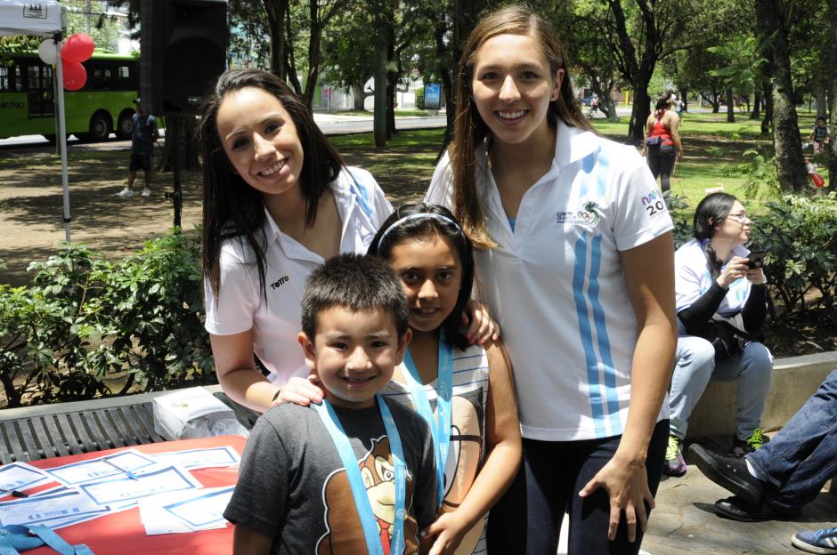 La taekwondista Elizabeth Zamora y la nadadora Valerie Gruest compartieron con muchas personas que se acercaron a la Plaza Canad&aacute;, en la zona 13. (Foto: Soy502)