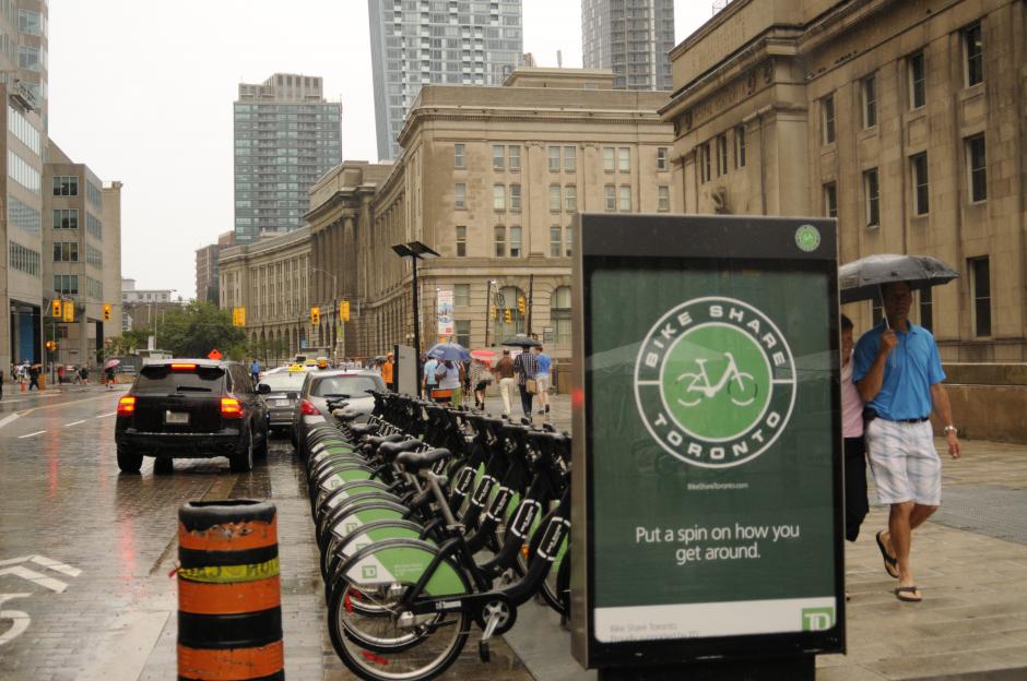 A pesar de la enorme ciudad, Toronto ofrece servicio de bicicletas para ahorrar gasolina y evitar el tr&aacute;nsito. (Foto: Pedro Pablo Mijangos/Soy502)