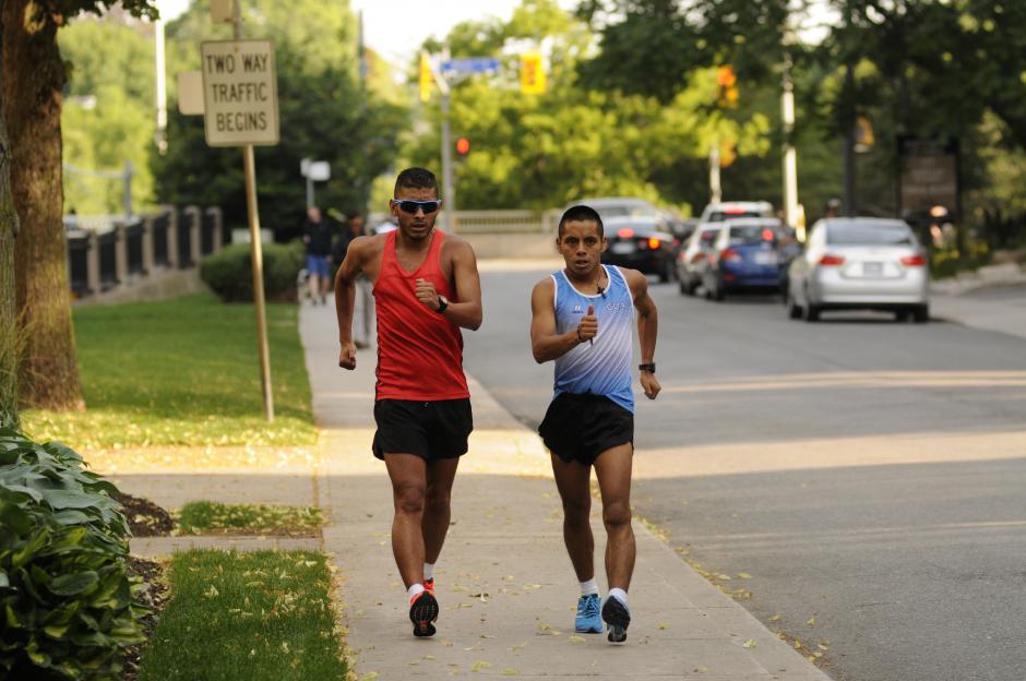 Mario Bran y Jos&eacute; Raymundo, los dos marchistas guatemaltecos que tuvieron que entrenar lejos de sus compa&ntilde;eros y entrenador, ya que no pudieron ingresar a la Villa Panamericana. Hoy se confirm&oacute; que si podr&aacute;n competir. (Foto: Pedro Pablo Mijangos/ Soy502)