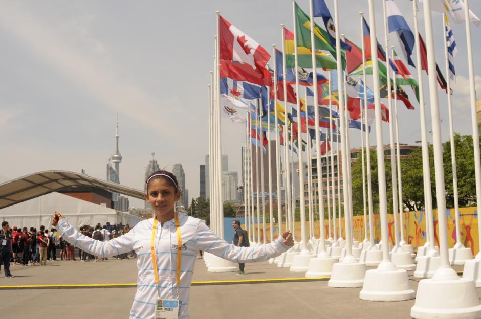 De fondo, las 41 banderas de los pa&iacute;ses que dir&aacute;n presente en Toronto 2015. Y atr&aacute;s, a un costado de los enormes edificios, la Torre Nacional de Canad&aacute;.&nbsp;(Foto: Pedro Pablo Mijangos/Soy502)