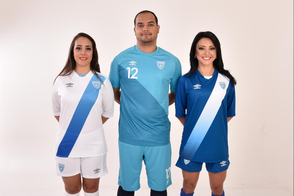 La marca Umbro present&oacute; hoy la nueva camiseta de la Selecci&oacute;n Nacional, que ser&aacute; estrenada en el juego ante Bermudas, este viernes 12 de junio, en el estadio Mateo Flores. (Foto: &Aacute;lvaro Yool/Nuestro Diario)