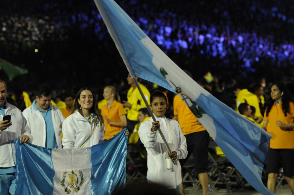 La abanderada de la delegaci&oacute;n, Mirna Ort&iacute;z, porta la bandera en el desfile inaugural de los Juegos Panamericanos. (Foto: Pedro Pablo Mijangos/ Soy502)