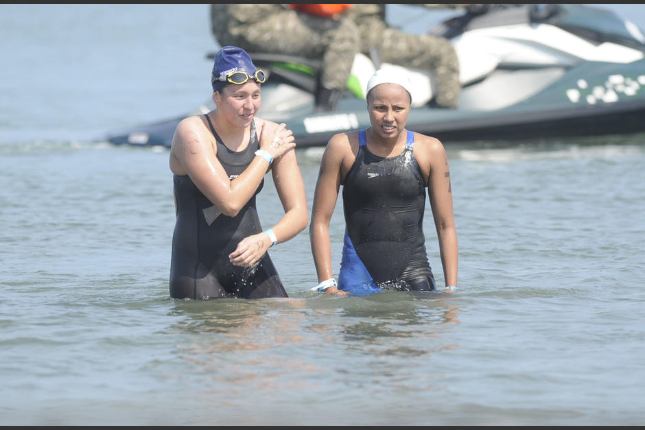 Cindy Toscano (derecha) gan&oacute; la prueba de 10 kil&oacute;metros en aguas abiertas en M&eacute;xico. Tambi&eacute;n particip&oacute; Valerie Gruest (izquierda). Foto: (Soy502/Archivo)