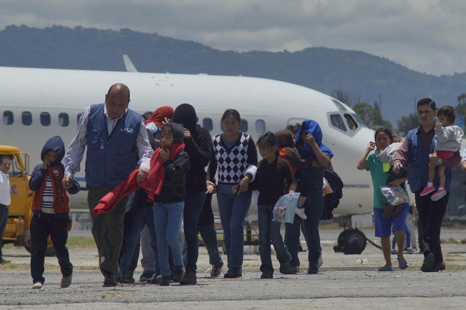 Este martes llegaron al pa&iacute;s tres vuelos con migrantes deportados de los Estados Unidos, con 13 ni&ntilde;os acompa&ntilde;ados de sus madres. (Foto: Jes&uacute;s Alfonso/Soy502)