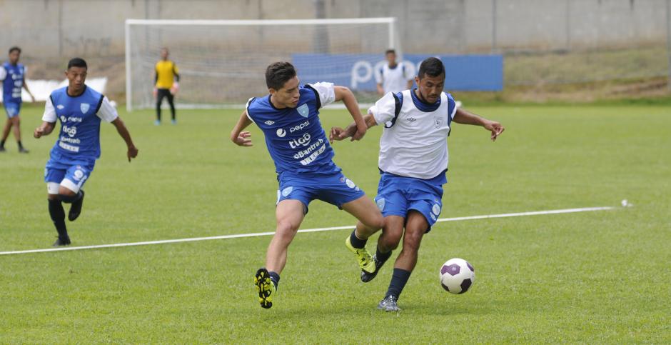El&iacute;as Enoc V&aacute;squez se incorpor&oacute; este lunes a los entrenos de la Sele. En la acci&oacute;n pelea el bal&oacute;n con Mario Castellanos. (Foto: Pedro Pablo Mijangos/Soy502)