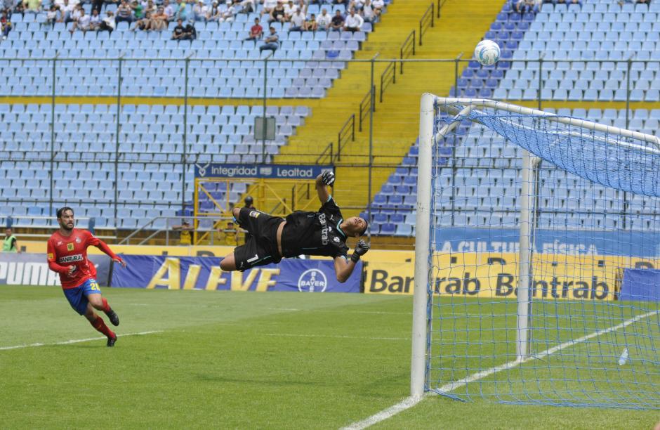 El portero de Comunicaciones Fredy P&eacute;rez vuela tras salvar su porter&iacute;a. P&eacute;rez, de 20 a&ntilde;os jug&oacute; su primer cl&aacute;sico guatemalteco y respondi&oacute; sustituyendo al experimentado Juan Jos&eacute; Paredes. Al final celebr&oacute;, su equipo gan&oacute; 1-0. (Foto: Pedro Pablo Mijangos/Soy502)
