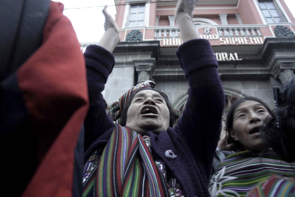 Pobladores de Nebaj escuchan frente a la sede del Tribunal Supremo Electoral y exigen a los magistrados que se convoque a elecciones en dicho municipio el 22 de diciembre pr&oacute;ximo. (Foto: Jes&uacute;s Alfonso/Soy502)