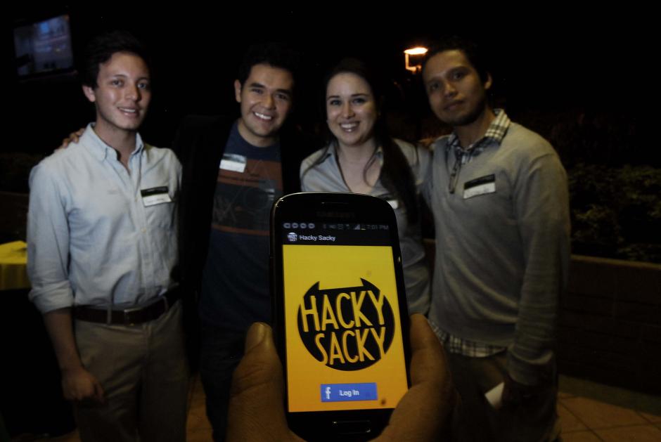 Jóvenes emprendedores desarrollaron la aplicación e idearon la forma de meter un dispositivo bluetooth dentro de una pelota típica. &nbsp;(Foto: Jesús Alfonso/Soy502)